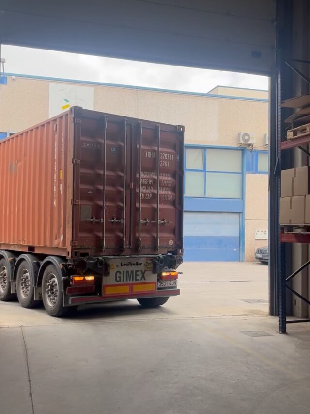 CONTAINER RECAP 🥳
Last week we received our latest container. Over 400 bales of the best stock in Europe! 
If you are looking for a vintage supplier with the best prices, quality and constant stock directly from the source, send us a message and let’s work together ✅

#vintagewholesale #vintagewholesaleeu #vintagewholesaleeurope #spain #vintageclothing